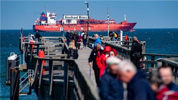 Ein LNG-Shuttle-Tanker liegt im Mai 2023 vor der Küste der Insel Rügen.
