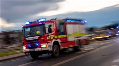 Ein Löschfahrzeug der Feuerwehr auf Einsatzfahrt. Foto: Lino Mirgeler/dpa/Symbolbild