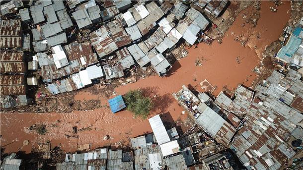 Ein Luftbild zeigt ein von Überschwemmungen betroffenes Gebiet in den Mathare-Slums in Nairobi.