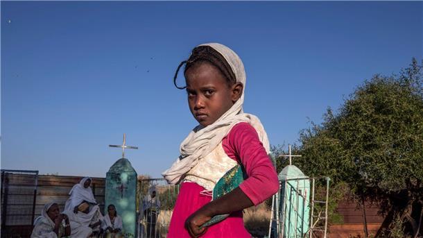 Baerbock in Äthiopien: Putin verschärft Lebensmittelkrise Ein Mädchen aus der äthiopischen Region Tigray, das durch den Konflikt aus ihrer Heimat in den Sudan vertrieben wurde.