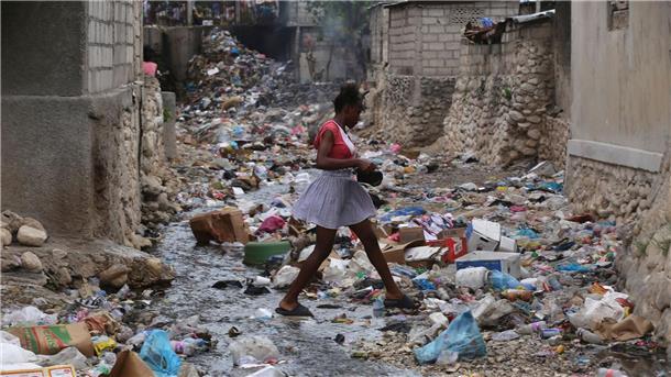Entführungen von Frauen und Kindern in Haiti nehmen zu Ein Mädchen geht durch eine mit Müll gefüllte Häuserschlucht in Port-au-Prince. Bewaffnete Gruppen entführen dort zunehmend Kinder und Frauen - in den meisten Fällen zu finanziellen oder taktischen Zwecken.