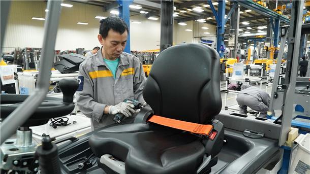 Stimmung von Firmen in China auf Tiefstand Ein Mann arbeitet an einer Produktionslinie der Jungheinrich AG im Qingpu-Distrikt der ostchinesischen Stadt Shanghai.
