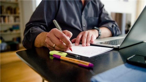 Studie: Homeoffice in vielen Firmen fest etabliert Ein Mann arbeitet im Homeoffice.
