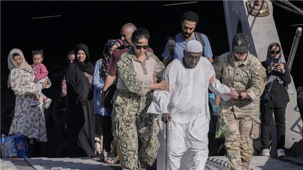 Ein Mann aus dem Sudan wird von Ärzten der US-Marine betreut, während er von Bord der USNS Brunswick geht.