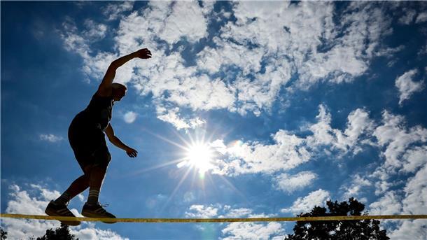Abenteuersportler überquert Straße von Messina auf Slackline Ein Mann balanciert auf eine Slackline. (Foto:Archiv) Der Este Jaan Roose überquerte er als erster Mensch die Straße von Messina zwischen Sizilien und dem italienischen Festland auf einem Gummiband.