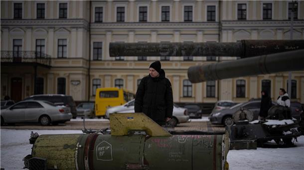 Krieg gegen die Ukraine: So ist die Lage Ein Mann betrachtet in Kiew die Überreste einer nach ukrainischen Angaben russischen Rakete.