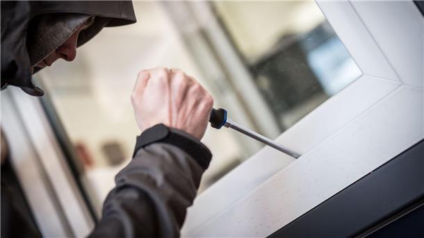 Faktencheck: Längere Dunkelheit - mehr Einbrüche? Ein Mann demonstriert in einer polizeilichen Beratungsstelle, wie Einbrecher Fenster aufhebeln. (Illustration)