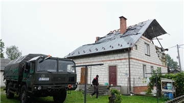 Ein Mann geht an einem beschädigten Haus vorbei, nachdem russische Drohnen den polnischen Luftraum verletzt haben. (Archivbild)