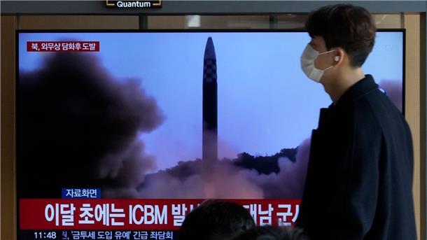 Nordkorea feuert Rakete ab - Dringlichkeitssitzung Ein Mann geht in Seoul an einem Monitor vorbei, auf dem eine Nachrichtensendung mit einem Archivbild über den neusten Raketentest Nordkoreas übertragen wird.