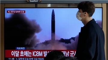 Ein Mann geht in Seoul an einem Monitor vorbei, auf dem eine Nachrichtensendung mit einem Archivbild über den neusten Raketentest Nordkoreas übertragen wird.