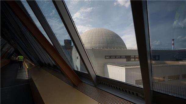 Scholz erteilt Bau neuer Atommeiler klare Absage Ein Mann geht während eines Presserundgangs einen oberirdischen Gang auf dem Gelände des Atomkraftwerks Neckarwestheim entlang.