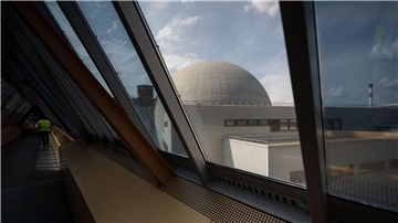 Ein Mann geht während eines Presserundgangs einen oberirdischen Gang auf dem Gelände des Atomkraftwerks Neckarwestheim entlang.