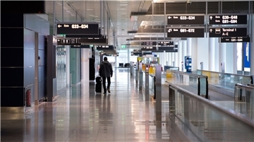 Ein Mann läuft am Flughafen München am Terminal 2 zu seinem Gate. (Archivbild)