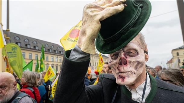 Ein Mann mit Totenschädel-Maske nimmt in München an einer Kundgebung des Bündnisses für Atomausstieg teil.