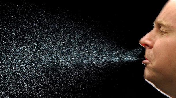 Wie Superspreader die Pandemie antreiben Ein Mann niest. Beim Niesen fliegen viele Tröpfchen durch die Luft. Auf diese Weise kann sich auch das neuartige Coronavirus Sars-CoV-2 verbreiten.