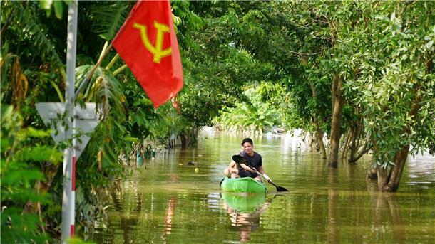 Land unter in Asien: Nach Taifun „Yagi“ rückt „Bebinca“ an Ein Mann paddelt in der Nähe von Hanoi durch das Hochwasser.