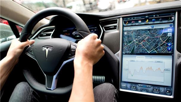 Autonomes Fahren: Klage gegen Tesla nimmt erste Hürde Ein Mann sitzt in einem Tesla Model S am Lenkrad: Elon Musk sagt, er sei mit seinen Versprechen zu selbstfahrenden Autos oft zu optimistisch gewesen.