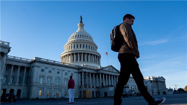 Ein Mann spaziert vor dem Kapitolgebäude in Washington, D.C.