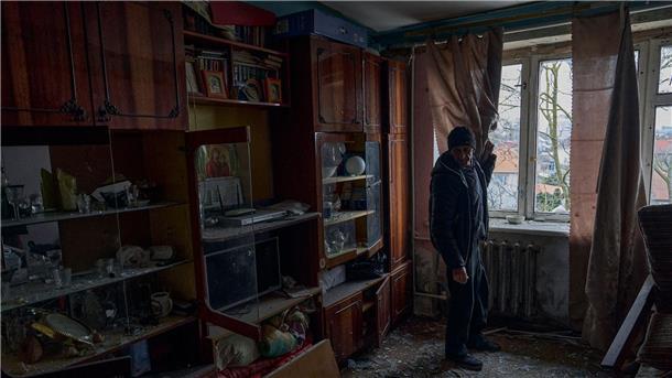 Krieg gegen die Ukraine: So ist die Lage Ein Mann steht in seiner Wohnung in Cherson nach einem russischen Beschuss.