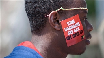 Ein Mann trägt bei LGBT-Pride-Feierlichkeiten in Entebbe einen Aufkleber mit der Aufschrift „Einige Ugander sind schwul. Finde dich damit ab“ (Archivbild). Das ugandische Parlament hat für ein strenges Anti-Homosexuellengesetz votiert.
