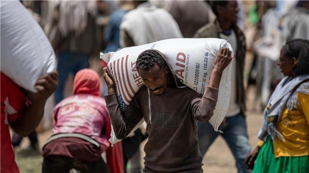 Nahrungsmittelhilfe: UN befürchten bald mehr Hungernde Ein Mann trägt einen Sack Weizen auf den Schultern, der von der Relief Society of Tigray verteilt werden soll.