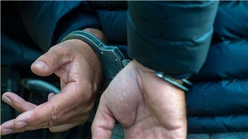 Ein Mann trägt Handschellen. (Symbolbild)