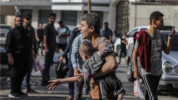 UN beklagen Tausende getötete Kinder im Gazastreifen Ein Mann trägt nach einem israelischen Luftangriff auf Gaza-Stadt ein verletztes Kind auf dem Arm.