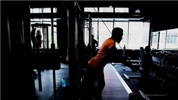 Ein Mann trainiert in einem Fitnessstudio in Berlin. Der Bund der Versicherer (BdV) hält einige Regelungen eines Versicherungstarifs der Generali-Tochter Dialog Lebensversicherungen für intransparent.
