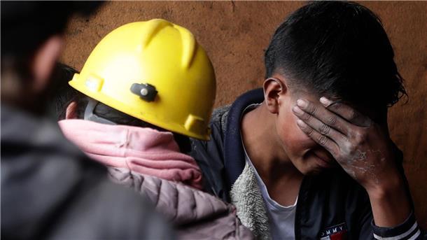 Ein Mann trauert vor der Kohlemine, die von einer Explosion betroffen war. Die Zahl der Toten nach der Explosion ist nach offiziellen Angaben weiter gestiegen.