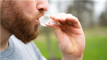 Wohin mit dem Plastik? Kreative Ideen gegen die Müllflut Ein Mann trinkt Wasser aus der kompostierbaren Verpackung des Start-up-Unternehmens Notpla.