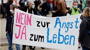 Ein Mann und eine Frau halten ein Transparent mit der Aufschrift "Nein zur Angst, Ja zum Leben" während einer Demonstration der sogenannten Querdenker-Szene.