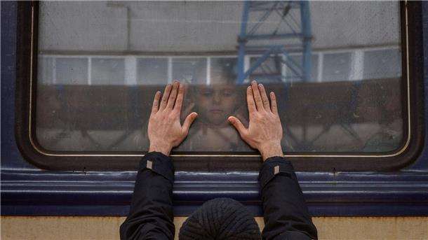 Zahl der Binnenvertriebenen erreicht Höchstwert Ein Mann verabschiedet sich von seiner fünfjährigen Tochter am Bahnhof von Kiew in der Ukraine.