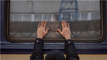 Ein Mann verabschiedet sich von seiner fünfjährigen Tochter am Bahnhof von Kiew in der Ukraine.