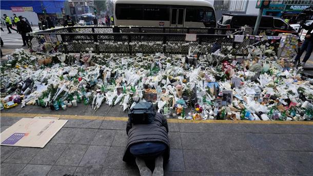 Tödliche Massenpanik in Seoul: 23 Beamten droht Anklage Ein Mann verneigt sich zum Gedenken an die Opfer einer tödlichen Massenpanik nach den Halloween-Feierlichkeiten in Seoul.