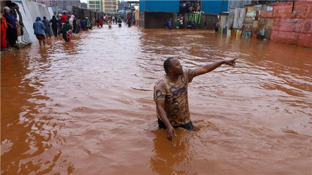 Schwere Regenfälle in Ostafrika: 155 Tote allein in Tansania Ein Mann watet in Nairobi durch das Hochwasser.