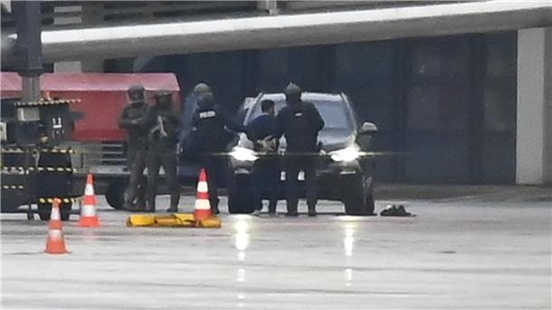 Ein Mann wird auf dem Hamburger Flughafen von der Polizei weggeführt. 18 Stunden hatte er seine vierjährige Tochter in seiner Gewalt, bevor er verhaftet werden konnte.