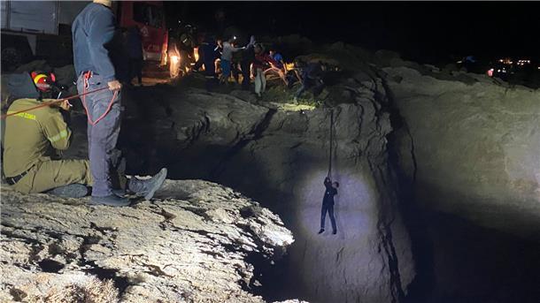 18 Tote bei schweren Bootsunglücken in der Ägäis Ein Mann wird von Rettern auf Kythira über eine Klippe an Land gezogen.