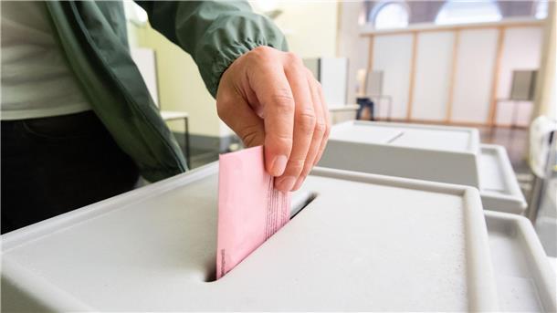Teil der AfD will gegen Nichtzulassung bei Wahl klagen Ein Mann wirft seinen Stimmzettel in eine Urne.