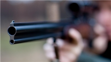 Ein Mann zielt mit seinem Jagdgewehr.