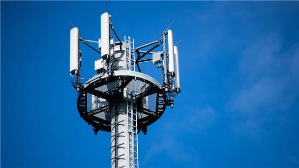 1&1 senkt Handynetz-Ausbauziel Ein Mast mit verschiedenen Antennen von Mobilfunkanbietern.