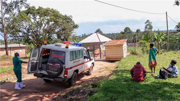 WHO: Zahl der Ebola-Fälle in Uganda rückläufig Ein medizinischer Mitarbeiter der Uganda Red Cross Society fordert Menschen mit Verdacht auf eine Ebola-Erkrankung dazu auf, in einen Krankenwagen einzusteigen.