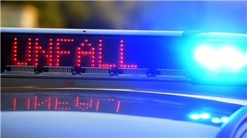Blaulicht und das Wort "Unfall" sind bei einem Polizeiauto zu sehen. Ein medizinischer Notfall führte bei einem 57-jährigen Fahrer zu einer Geisterfahrt und einem leichten Unfall in der Langen Straße in Bremerhaven-Lehe.