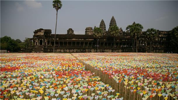 Ein Meer aus Origami-Herzen steht vor der berühmten Tempelanlage Angkor Wat.