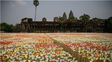 Ein Meer aus Origami-Herzen steht vor der berühmten Tempelanlage Angkor Wat.