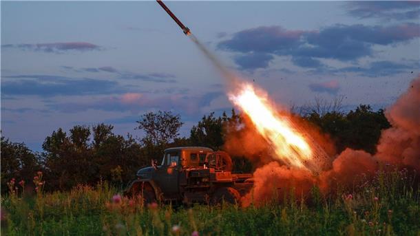 Ein Mehrfachraketenwerfer der ukrainischen Armee feuert Raketen auf russische Stellungen im Gebiet Oblast Donezk.