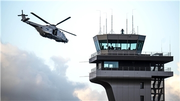 Ein Mehrzweckhubschrauber NH-90 NTH "Sea Lion" fliegt am Tower vom Marinefliegerstützpunkt Nordholz vorbei. Über dem Fliegerhorst soll mindestens eine Drohne gesichtet worden sein.