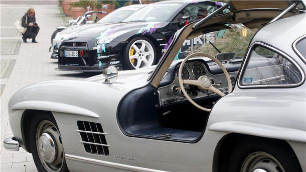 Ein Mercedes 300 SL von 1954 auf dem Gelände der Auto- und Tuningmesse „Essen Motor Show“.