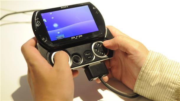 BGH prüft Schummel-Software: Für Computerspiele zulässig? Ein Messebesucher spielt mit der PSP Go am Eröffnungstag der E3 Expo 2009 in Los Angeles.