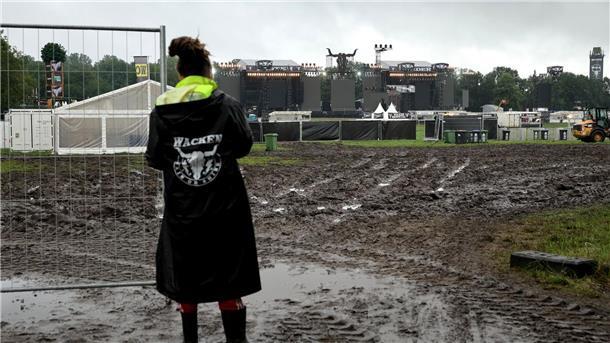 Ein Metal-Fan vor einem noch geschlossenen Einlass zu den beiden Hauptbühnen.