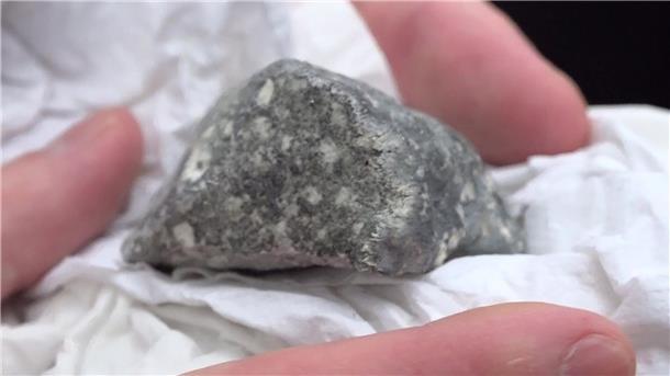Ein Meteoritenteil wurde auf einem Feld bei Ribbeck gefunden.